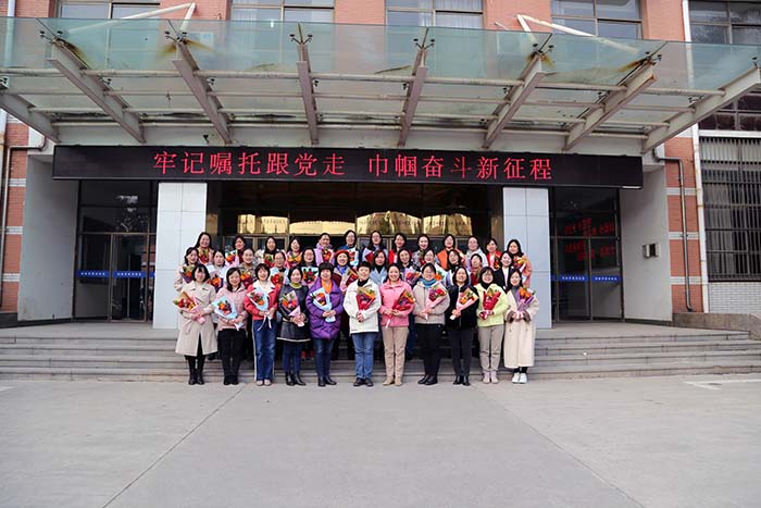 靠谱的菠菜网工会“三八节”为女教职工送花送祝福 - 副本.JPG