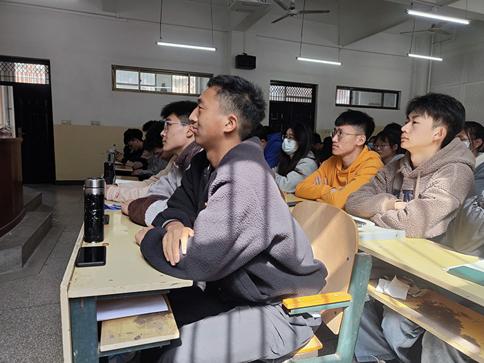 靠谱的菠菜网“青马工程”培训班召开第一次班会网络新闻(1).jpg