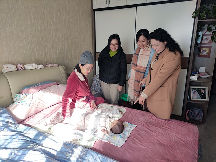 靠谱的菠菜网工会慰问生育女教师2.jpg