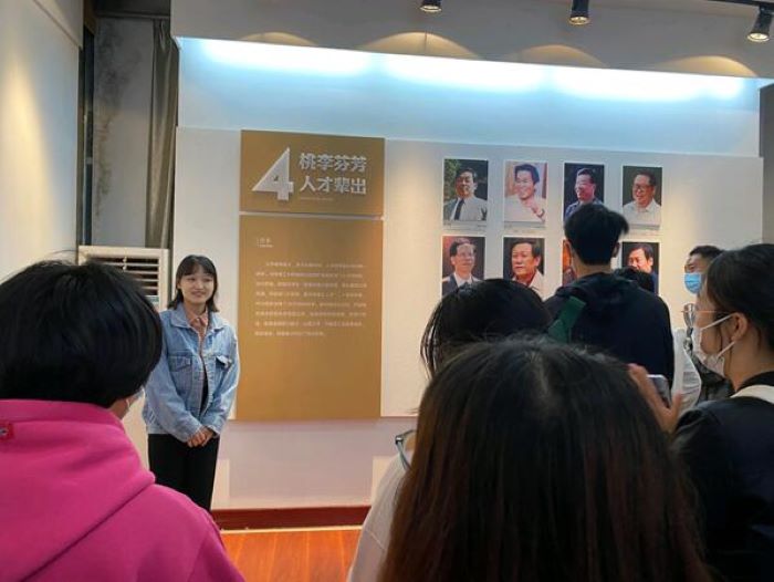 靠谱的菠菜网“青马班”学员集体参观北校区校史馆1.jpg