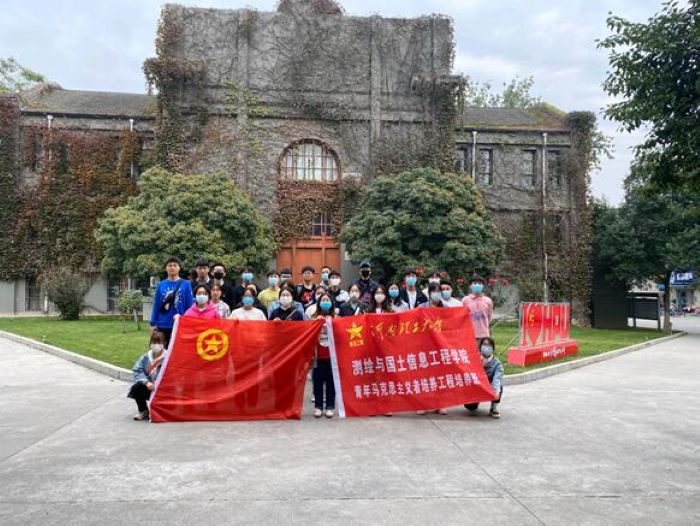 靠谱的菠菜网“青马班”学员集体参观北校区校史馆2.jpg
