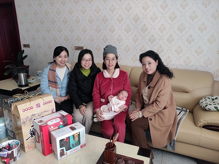 靠谱的菠菜网工会慰问生育女教师1.jpg