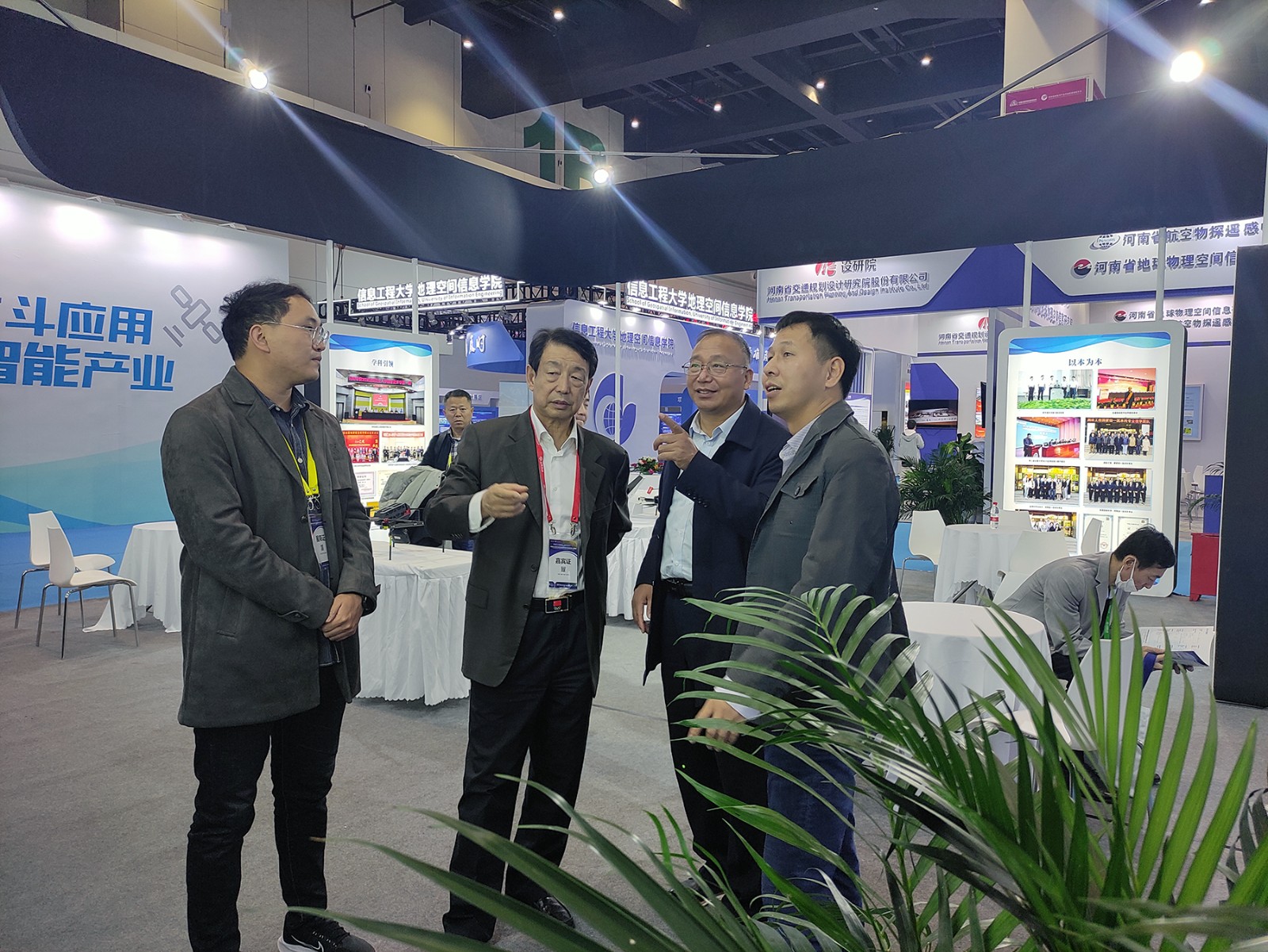 2.中国卫星导航定位协会会长于贤成莅临公司展位.jpg 2.中国卫星导航定位协会会长于贤成莅临公司展位.jpg
