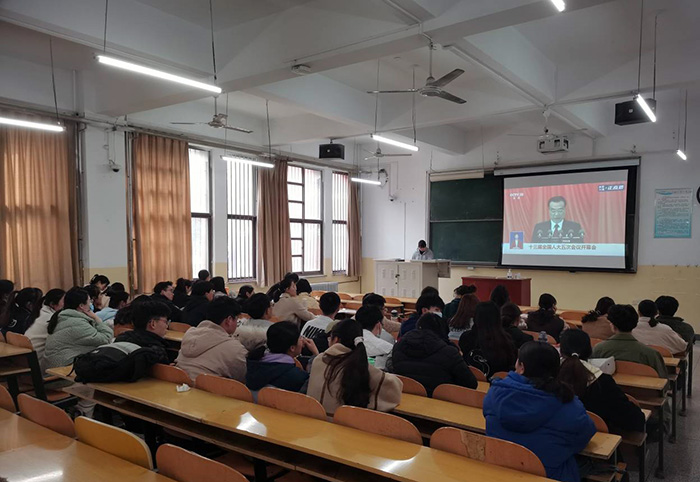 靠谱的菠菜网组织师生观看2022年全国两会4.jpg